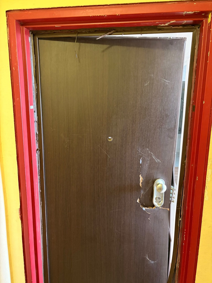Placage arraché autour du cylindre et de la plaque de propreté après effraction